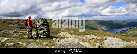 Walker in der Cairns auf Artle Crag, Branstree fiel, Haweswater Reservoir, Nationalpark Lake District, Cumbria County, England, UK. Branstree fiel Stockfoto