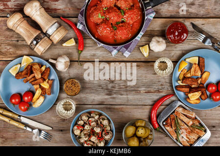 Authentische italienische Fleischbällchen, Chips und andere traditionelle Snacks. Landhausstil Stockfoto
