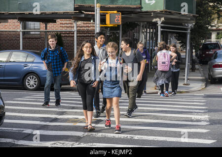 Junior High School Studenten kreuz Caton Avenue auf dem Weg nach Hause nach Schule im Windsor Terrace Nachbarschaft in Brooklyn, NY. Stockfoto