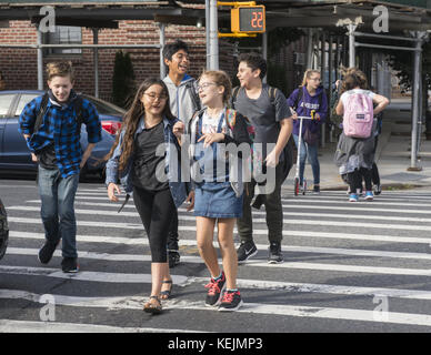 Junior High School Studenten kreuz Caton Avenue auf dem Weg nach Hause nach Schule im Windsor Terrace Nachbarschaft in Brooklyn, NY. Stockfoto