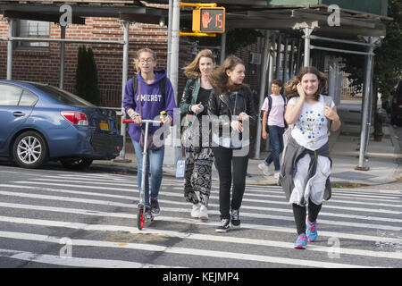 Junior High School Studenten kreuz Caton Avenue auf dem Weg nach Hause nach Schule im Windsor Terrace Nachbarschaft in Brooklyn, NY. Stockfoto