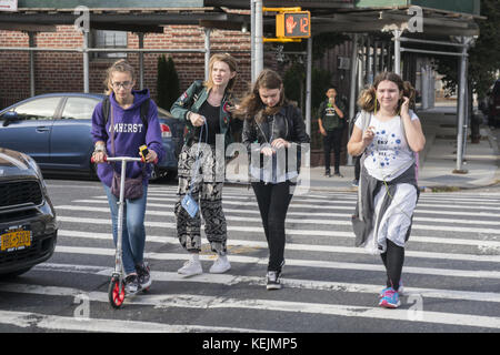 Junior High School Studenten kreuz Caton Avenue auf dem Weg nach Hause nach Schule im Windsor Terrace Nachbarschaft in Brooklyn, NY. Stockfoto