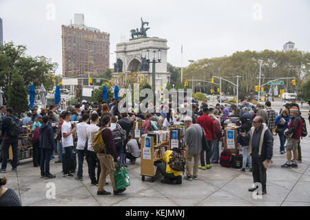 Der jährliche Buchverkauf im Wert von 1 Dollar pro Jahr auf den Stufen der Brooklyn Public Library am Grand Army Plaza ist sehr beliebt. Brooklyn, New York. Stockfoto