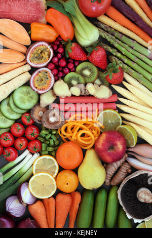 Große Auswahl gesunder Lebensmittel Gesundheit mit frischem Gemüse und Obst bilden eine Zusammenfassung Hintergrund. Stockfoto