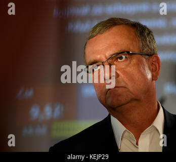 Vorsitzender des TOP 09 Partei Miroslav Kalousek reagiert, nachdem vorläufige Ergebnisse nach der Bundestagswahl, in der 31 Parteien mit mehr als 7.500 c Stockfoto