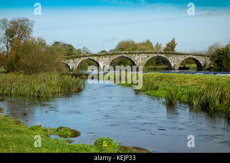 Der Blick in Richtung der Brücke über den Fluss Nore in Egestorf, Kilkenny, Irland von der berühmten Nicholas Mosse Keramik funktioniert Stockfoto