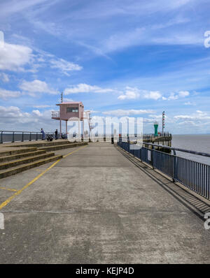 Cardiff Bay barrage Rosa Hütte auf dem Steg. Auf einem hellen Anfang Sommer am Nachmittag. Stockfoto