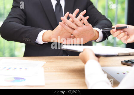 Geschäftsmann sagt Nein oder Halten Ein Wenn Geschäftsfrau, Stift für einen Vertrag unterzeichnen. Stockfoto