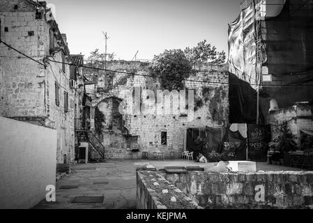 Ein Überbleibsel der mittelalterlichen Mauer, die die Altstadt von Split, Kroatien, umgibt Stockfoto