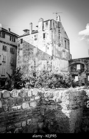 Ein Überbleibsel der mittelalterlichen Mauer, die die Altstadt von Split, Kroatien, umgibt Stockfoto