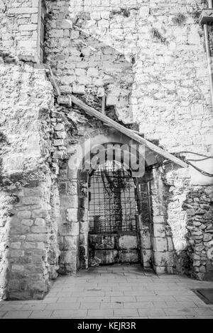 Ein Überbleibsel der mittelalterlichen Mauer, die die Altstadt von Split, Kroatien, umgibt Stockfoto