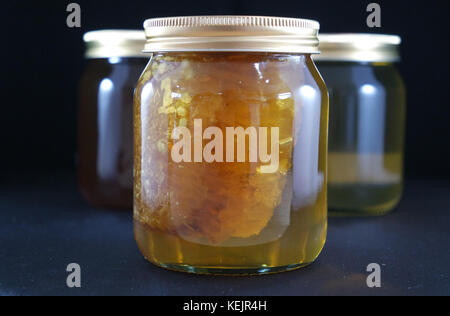 Krug Honig mit Bienenwachs Kamm Stockfoto