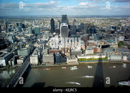 Ein Blick von der Shard auf der Suche nach Norden in Richtung internationales Zentrum der Unternehmen und Banken, die die Stadt London. Stockfoto