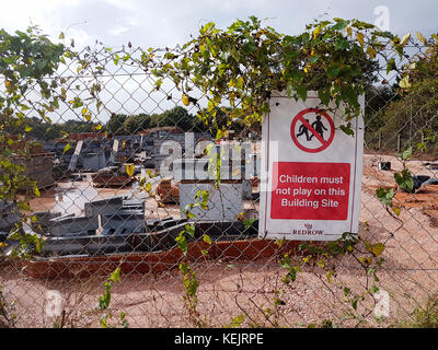Eine Baustelle ist kein Eintrag Schild Achtung Kinder nicht in den Bereich ein, England zu spielen, Oktober 2017 Stockfoto