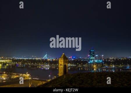 Belgrad, Serbien - Februar 01, 2015: Novi Beograd (Neu Belgrad bei Nacht von der Festung Kalemegdan gesehen. Die wichtigsten Sehenswürdigkeiten des Bezirks, wie Stockfoto