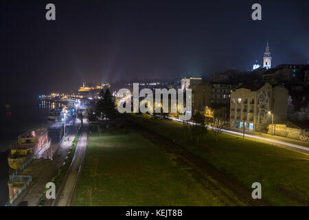 Belgrad, Serbien - Februar 27, 2015: Belgrad Altstadt von oben nachts genommen. die Festung Kalemegdan und die Kathedrale (saborna Bazilika) kann gesehen werden. Stockfoto