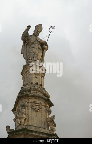 Sant'Oronzo Statue und Obelisk in Pazza della libertá, Ostuni, Apulien, Italien Stockfoto