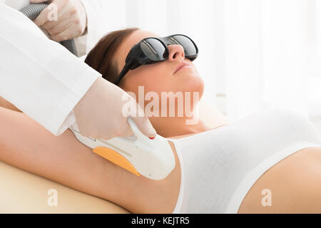 Therapeut Entfernen der Haare des jungen Frau Achselhöhle in kosmetischen Schönheit Klinik Stockfoto