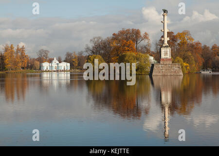 Grotte Pavillon und Catherine Chesme Spalte im Park von Zarskoje Selo, Sankt Petersburg, Russland. Stockfoto