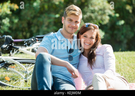 Portrait von Lächelnden jungen Paar in Park Stockfoto