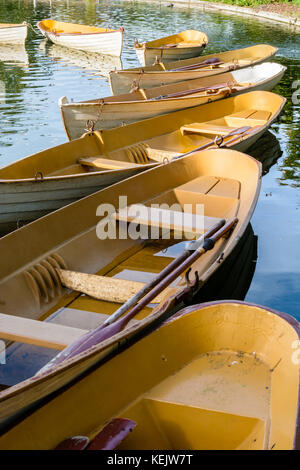 Eine Flotte von ruderbootverleih Miteinander am Ende des Tages auf den unteren See im Bois de Boulogne in Paris. Stockfoto