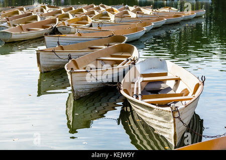 Eine Flotte von ruderbootverleih Miteinander am Ende des Tages auf den unteren See im Bois de Boulogne in Paris. Stockfoto