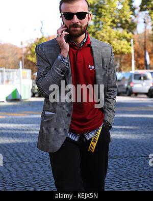 Paris, Frankreich. 03 Okt, 2017. einen Mann auf der Straße während der Pariser Modewoche Credit: Mauro Del Signore/Pacific Press/alamy leben Nachrichten Stockfoto