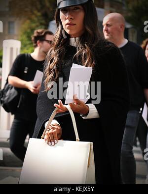 Paris, Frankreich. 26 Sep, 2017. Frau auf der Straße während der Pariser Modewoche. Credit: Mauro Del Signore/Pacific Press/alamy leben Nachrichten Stockfoto