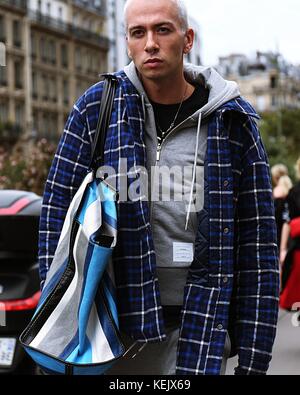 Paris, Frankreich. 02 Okt, 2017. einen Mann auf der Straße während der Pariser Modewoche Credit: Mauro Del Signore/Pacific Press/alamy leben Nachrichten Stockfoto