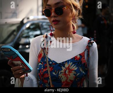 Paris, Frankreich. 26 Sep, 2017. Frau auf der Straße während der Pariser Modewoche. Credit: Mauro Del Signore/Pacific Press/alamy leben Nachrichten Stockfoto