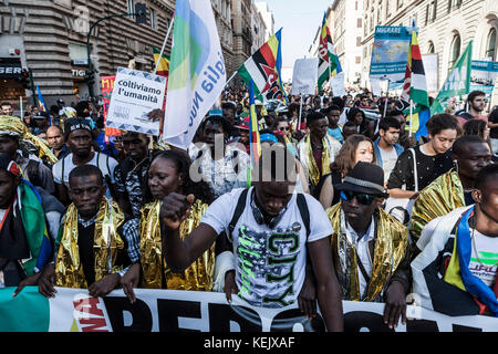 Rom, Italien. 21 Okt, 2017. Flüchtlinge und Asylsuchende März Innenstadt während der 'non è reato" (es ist nicht ein Verbrechen) nationale Demonstration gegen Rassismus zu protestieren und Sie zu bitten, Gerechtigkeit und Gleichheit. Credit: Giuseppe ciccia/Pacific Press/alamy leben Nachrichten Stockfoto