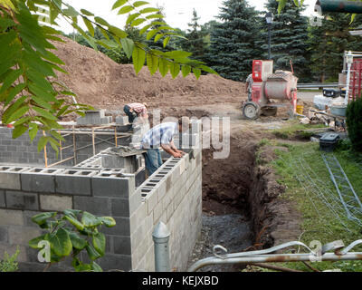 Maurer und Maurerinnen arbeiten am neuen Haus. Stockfoto