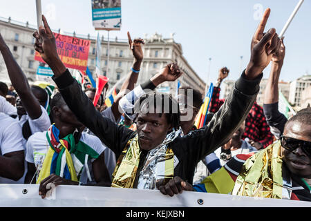 Rom, Italien. 21 Okt, 2017. Flüchtlinge und Asylsuchende März Innenstadt während der 'non è reato" (es ist nicht ein Verbrechen) nationale Demonstration gegen Rassismus zu protestieren und Sie zu bitten, Gerechtigkeit und Gleichheit. Credit: Giuseppe ciccia/Pacific Press/alamy leben Nachrichten Stockfoto