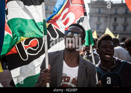 Rom, Italien. 21 Okt, 2017. Flüchtlinge und Asylsuchende März Innenstadt während der 'non è reato" (es ist nicht ein Verbrechen) nationale Demonstration gegen Rassismus zu protestieren und Sie zu bitten, Gerechtigkeit und Gleichheit. Credit: Giuseppe ciccia/Pacific Press/alamy leben Nachrichten Stockfoto