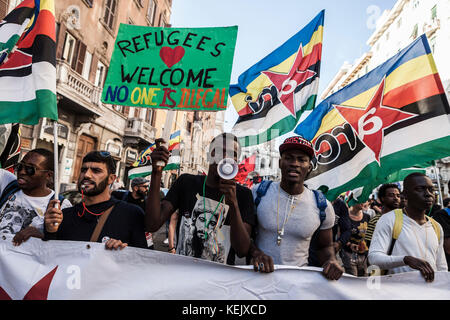 Rom, Italien. 21 Okt, 2017. Flüchtlinge und Asylsuchende März Innenstadt während der 'non è reato" (es ist nicht ein Verbrechen) nationale Demonstration gegen Rassismus zu protestieren und Sie zu bitten, Gerechtigkeit und Gleichheit. Credit: Giuseppe ciccia/Pacific Press/alamy leben Nachrichten Stockfoto