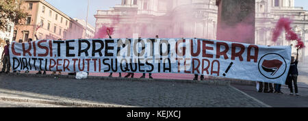 Rom, Italien. 21 Okt, 2017. Flüchtlinge und Asylsuchende März Innenstadt während der 'non è reato" (es ist nicht ein Verbrechen) nationale Demonstration gegen Rassismus zu protestieren und Sie zu bitten, Gerechtigkeit und Gleichheit. Credit: Giuseppe ciccia/Pacific Press/alamy leben Nachrichten Stockfoto