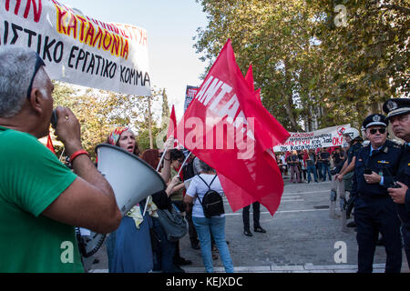 Athen, Griechenland. 21 Okt, 2017. Griechische Linke in Athen zur Unterstützung der Referendum in Katalonien zeigen und gegen den Angriff der spanischen Polizei während der Abstimmung in Katalonien. Credit: George panagakis/Pacific Press/alamy leben Nachrichten Stockfoto