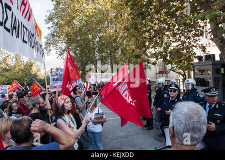 Athen, Griechenland. 21 Okt, 2017. Griechische Linke in Athen zur Unterstützung der Referendum in Katalonien zeigen und gegen den Angriff der spanischen Polizei während der Abstimmung in Katalonien. Credit: George panagakis/Pacific Press/alamy leben Nachrichten Stockfoto