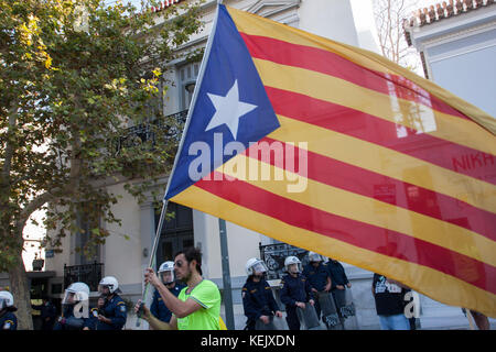 Athen, Griechenland. 21 Okt, 2017. Griechische Linke in Athen zur Unterstützung der Referendum in Katalonien zeigen und gegen den Angriff der spanischen Polizei während der Abstimmung in Katalonien. Credit: George panagakis/Pacific Press/alamy leben Nachrichten Stockfoto