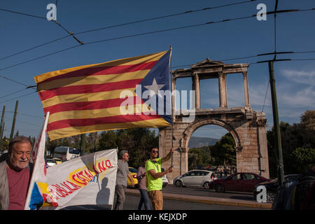 Athen, Griechenland. 21 Okt, 2017. Griechische Linke in Athen zur Unterstützung der Referendum in Katalonien zeigen und gegen den Angriff der spanischen Polizei während der Abstimmung in Katalonien. Credit: George panagakis/Pacific Press/alamy leben Nachrichten Stockfoto