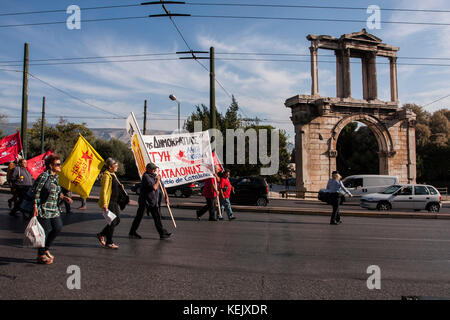 Athen, Griechenland. 21 Okt, 2017. Griechische Linke in Athen zur Unterstützung der Referendum in Katalonien zeigen und gegen den Angriff der spanischen Polizei während der Abstimmung in Katalonien. Credit: George panagakis/Pacific Press/alamy leben Nachrichten Stockfoto