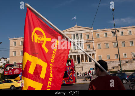 Athen, Griechenland. 21 Okt, 2017. Griechische Linke in Athen zur Unterstützung der Referendum in Katalonien zeigen und gegen den Angriff der spanischen Polizei während der Abstimmung in Katalonien. Credit: George panagakis/Pacific Press/alamy leben Nachrichten Stockfoto