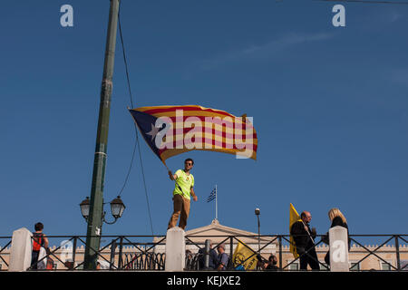 Athen, Griechenland. 21 Okt, 2017. Griechische Linke in Athen zur Unterstützung der Referendum in Katalonien zeigen und gegen den Angriff der spanischen Polizei während der Abstimmung in Katalonien. Credit: George panagakis/Pacific Press/alamy leben Nachrichten Stockfoto