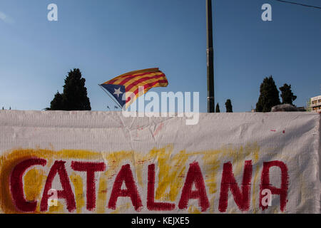 Athen, Griechenland. 21 Okt, 2017. Griechische Linke in Athen zur Unterstützung der Referendum in Katalonien zeigen und gegen den Angriff der spanischen Polizei während der Abstimmung in Katalonien. Credit: George panagakis/Pacific Press/alamy leben Nachrichten Stockfoto