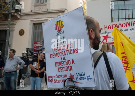 Athen, Griechenland. 21 Okt, 2017. Griechische Linke in Athen zur Unterstützung der Referendum in Katalonien zeigen und gegen den Angriff der spanischen Polizei während der Abstimmung in Katalonien. Credit: George panagakis/Pacific Press/alamy leben Nachrichten Stockfoto