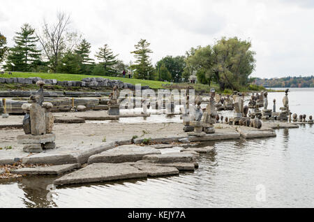 2017 inukshuks: Für mehr als 30 Jahre inukshuks, oder Balanced Rock Skulpturen, haben bei remics Stromschnellen auf dem Ottawa River, westlich von Downtown ot Stockfoto