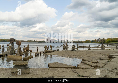 2017 inukshuks: Für mehr als 30 Jahre inukshuks, oder Balanced Rock Skulpturen, haben bei remics Stromschnellen auf dem Ottawa River, westlich von Downtown ot Stockfoto