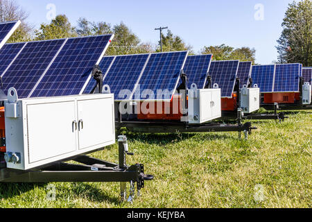 Indianapolis - circa Oktober 2017: Mobile Photovoltaik-Solarmodule auf Anhängern. Die ultimative tragbare und Notstromversorgung, jede Einheit ist auch ausgestattet Stockfoto