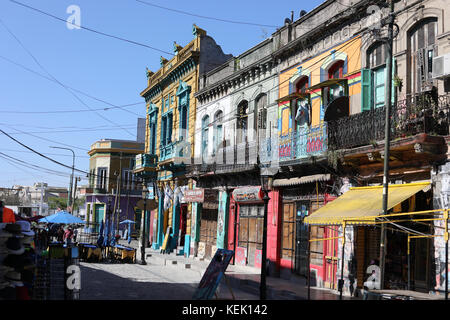 CAMINITO, LA BOCA, BUENOS AIRES, ARGENTINIEN - Oktober 2017 - Typische Straße von caminito in der Nachbarschaft von La Boca. Stockfoto