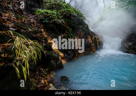 Ein Muss - natürliche Fußbad am Fluss Oyunuma, einem hot spring River fließt vom See oyunuma, in der Nähe der jigokudani Hölle Valley zu besuchen, Japan. Stockfoto